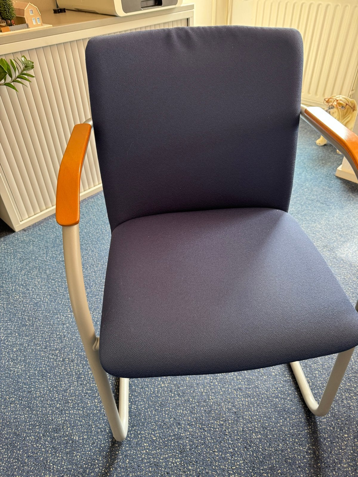 8 blauwe eetkamerstoelen met houten armleuningen, Gebruikt, Blauw, Ophalen of Verzenden, Stof