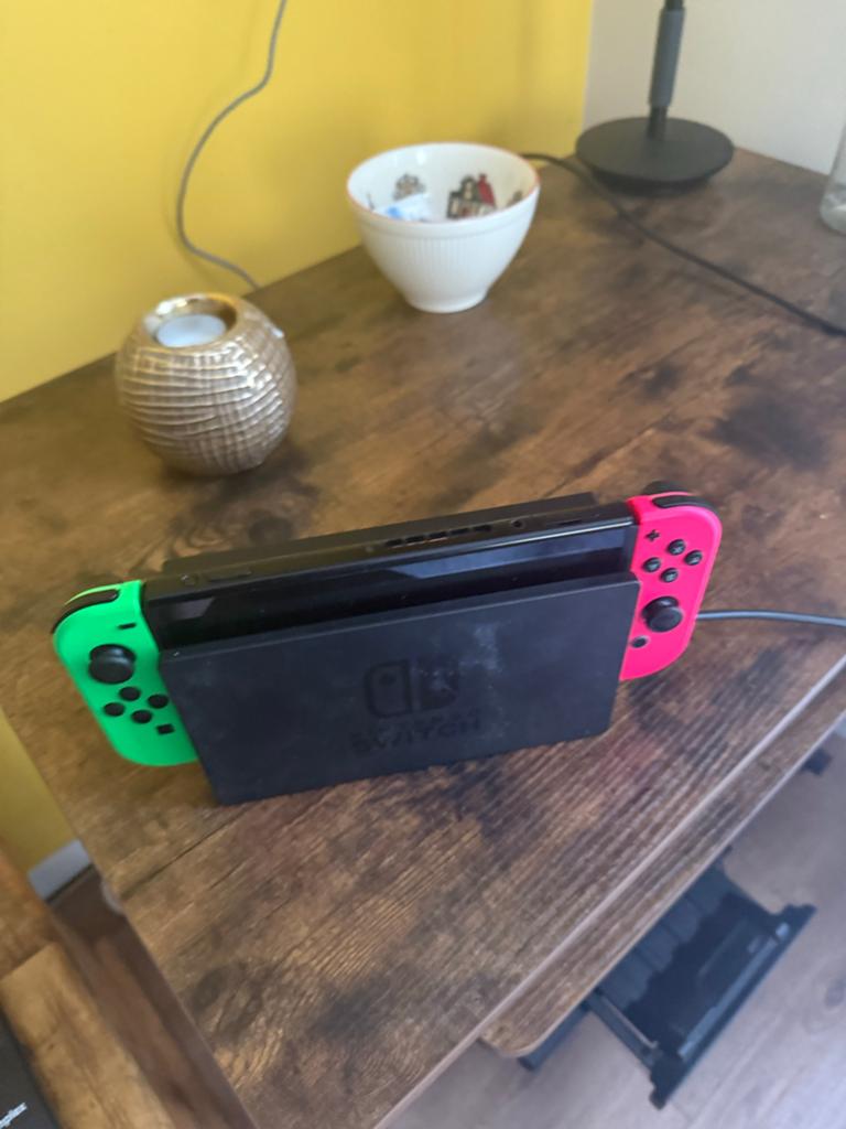 Nintendo Switch met 4 joy-cons, extra controller en reisetui, Ophalen of Verzenden, Zo goed als nieuw, Met 3 controllers of meer