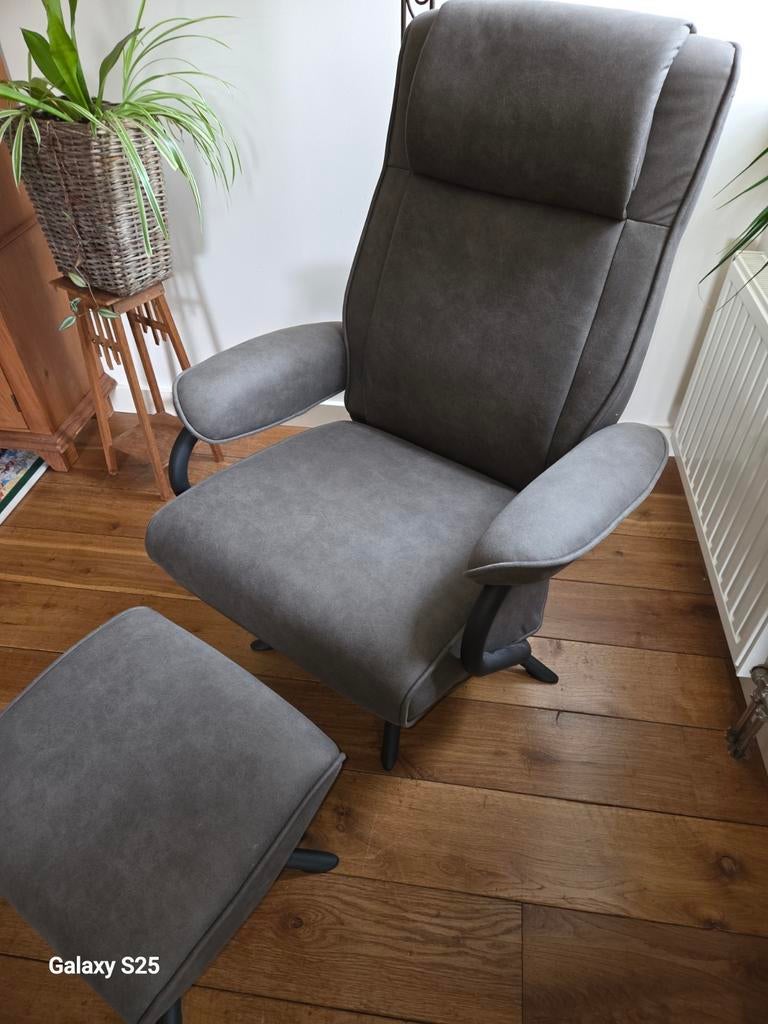 Relax stoel . Plus hocker. Grijs . Echt als nieuw, Ophalen, Nieuw, 75 tot 100 cm, 50 tot 75 cm