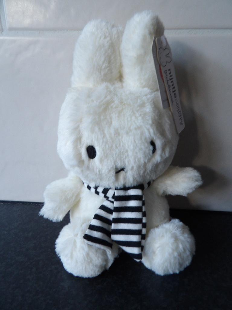 Nieuw met kaartjes Nijntje knuffel Winter sitting 23 cm, Nijntje, Ophalen of Verzenden, Wasbaar, Middelgroot (20 tot 80 cm)