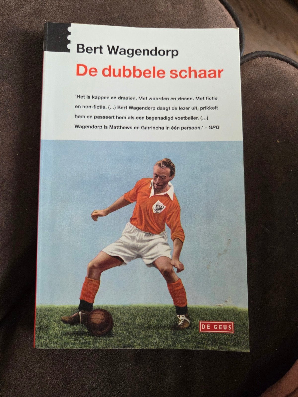 De Dubbele Scha(a)r - Bert Wagendorp (Voetbalboek), Ophalen of Verzenden, Zo goed als nieuw, Bert Wagendorp, Balsport