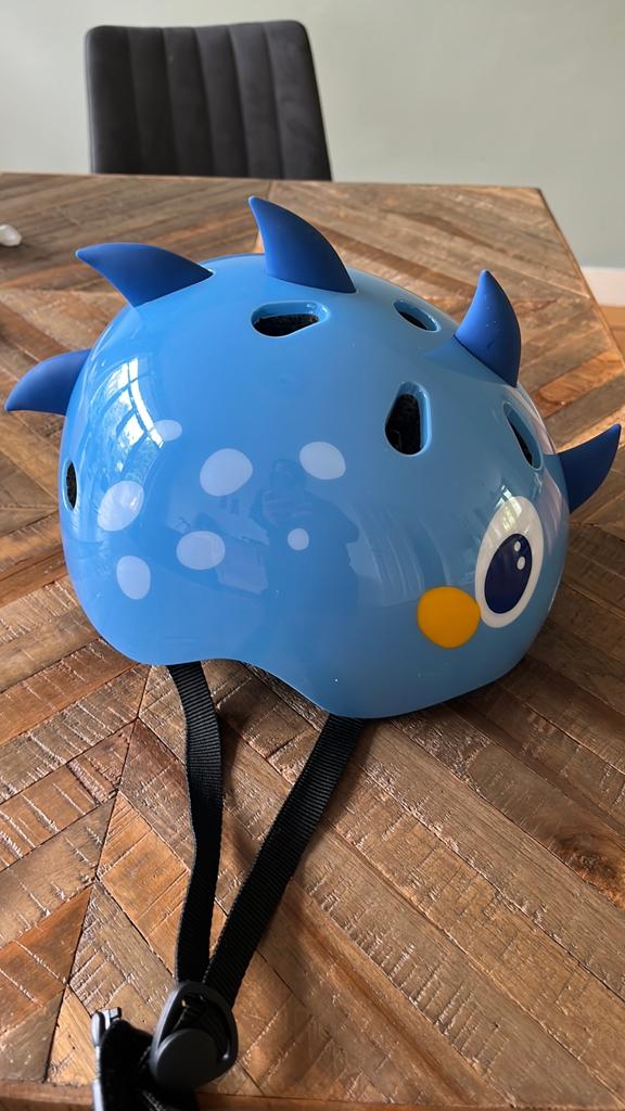 Leuke blauwe kinderfietshelm met dinosaurus stekels, Ophalen of Verzenden, Zo goed als nieuw, Overige maten, Jongen of Meisje