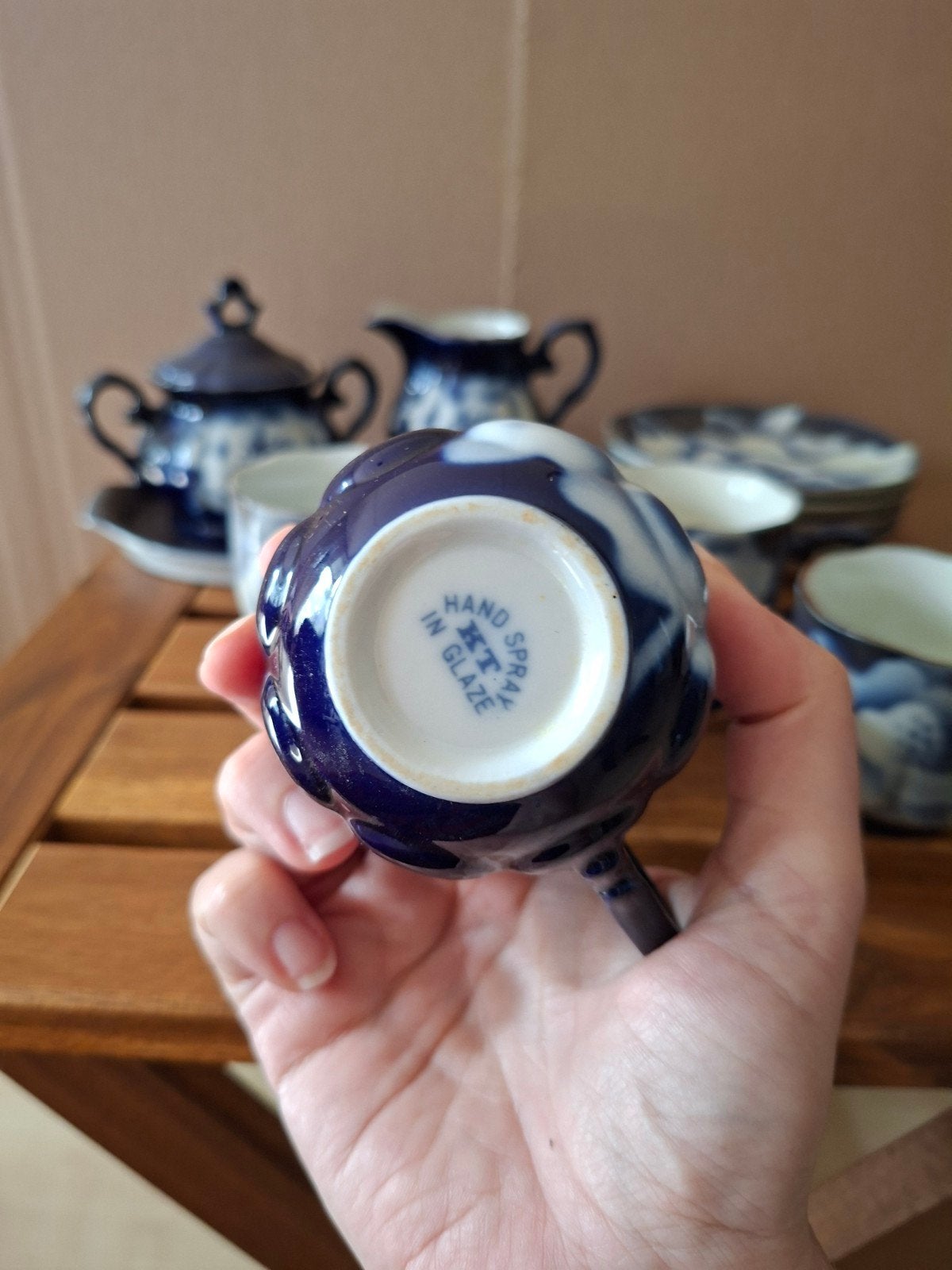 Vintage Japans theeservies, Hand Spray KT in Glaze, blauw, Antiek en Kunst, Ophalen
