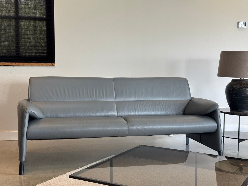 Leolux Felizia | Lage rug | Grijs leer | Topstaat, Luxe Design, Driepersoons, Ophalen of Verzenden, Zo goed als nieuw