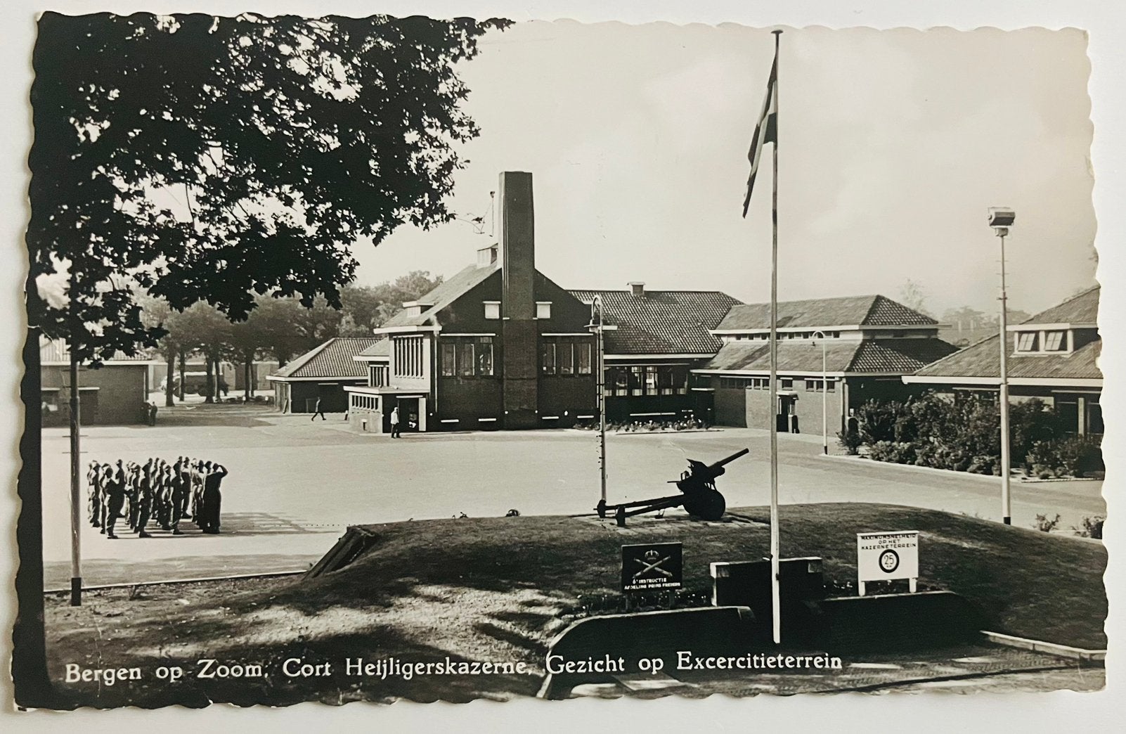 Ansichtkaart Bergen op Zoom Cort Heijligers Kazerne, Ophalen of Verzenden, 1940 tot 1960, Gelopen, Noord-Brabant