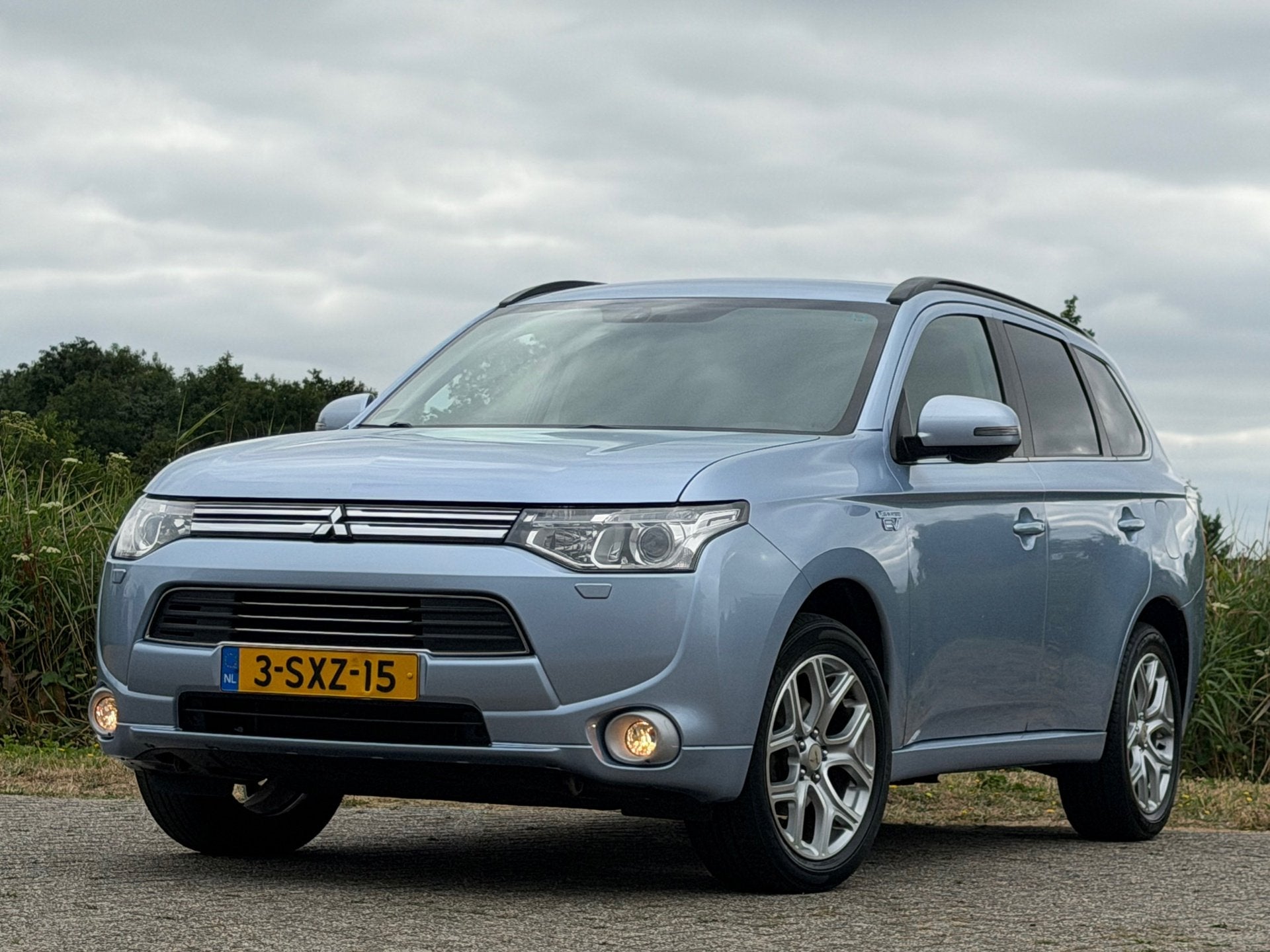 Mitsubishi Outlander 2.0 PHEV Instyle Plus - Cool Silver - T, Auto's, 4 cilinders, Leder en Stof, Hybride Elektrisch/Benzine, SUV of Terreinwagen