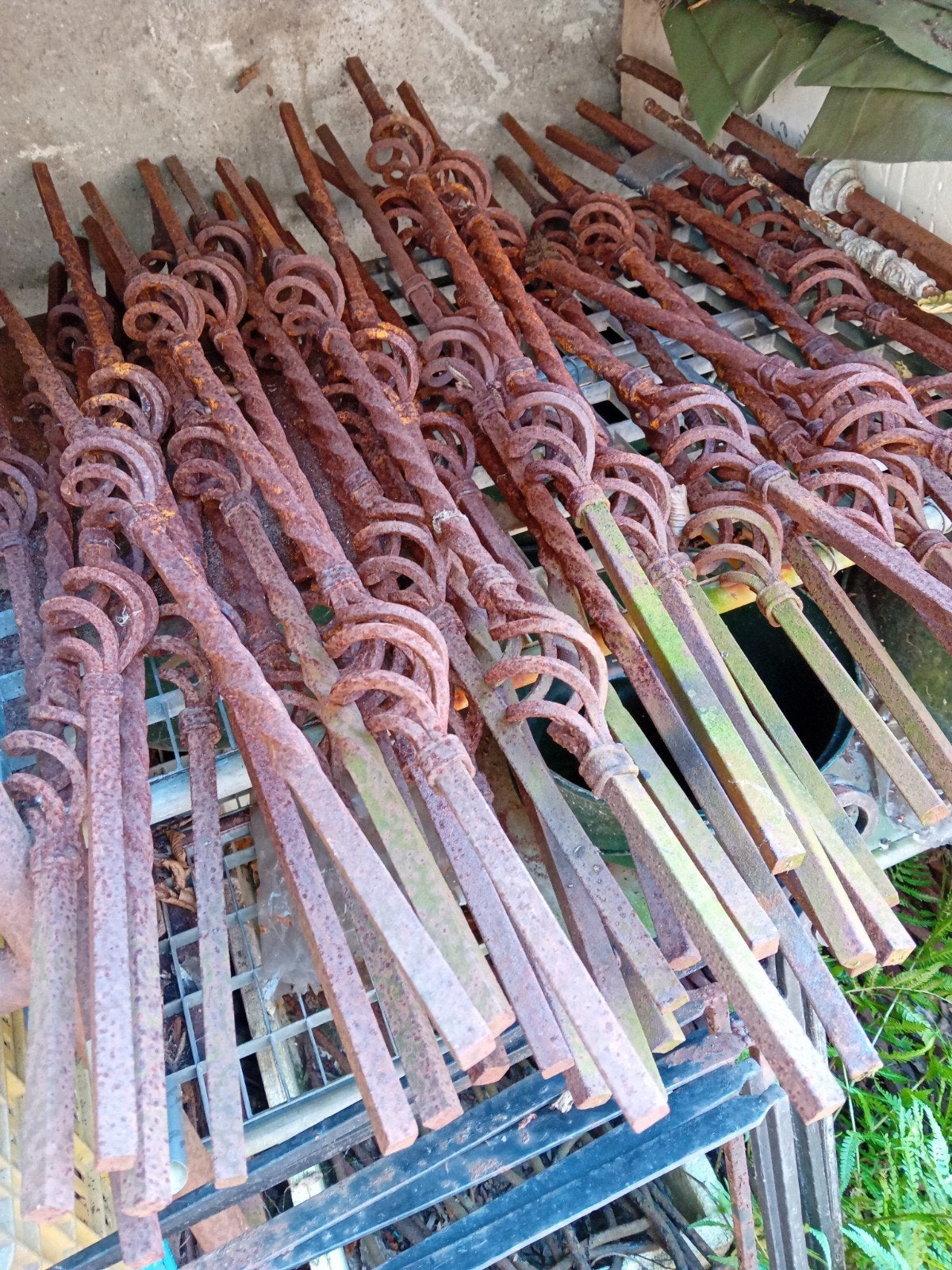 Smeedijzeren spijlen Antiek model v trap balustrade hek, Tuin en Terras, Tuinhekken en Hekwerk, Ophalen, Gebruikt, IJzer, Overige typen