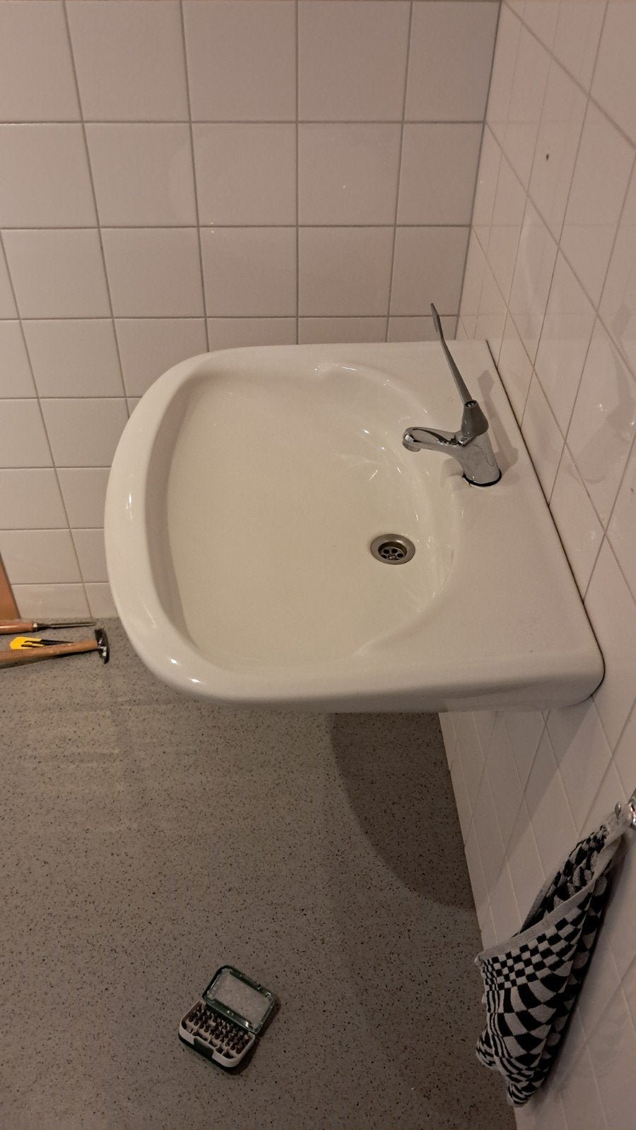 Keramische wasbak met kraan, 67x53cm, invalidentoilet, Ophalen, Gebruikt, 50 tot 100 cm, Minder dan 100 cm