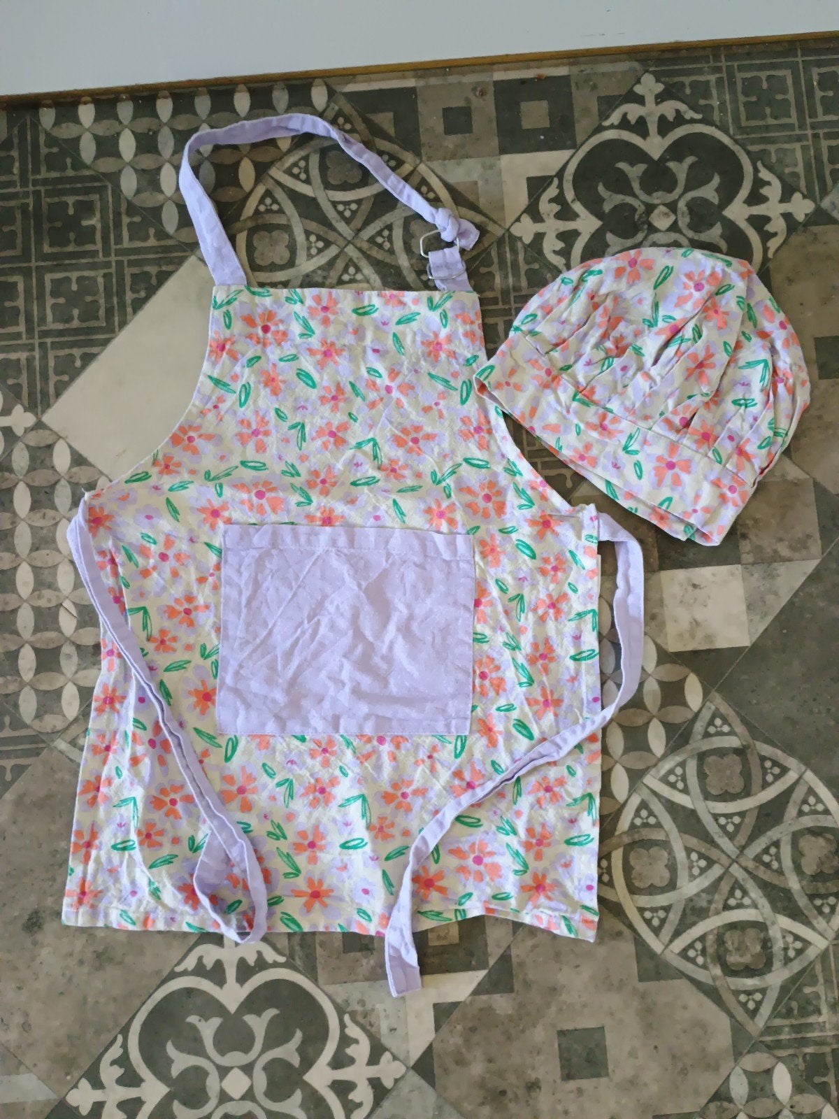 Schattig kinder schort en koksmuts set met bloemenprint, Ophalen of Verzenden, Gebruikt, Hema, Jongen of Meisje