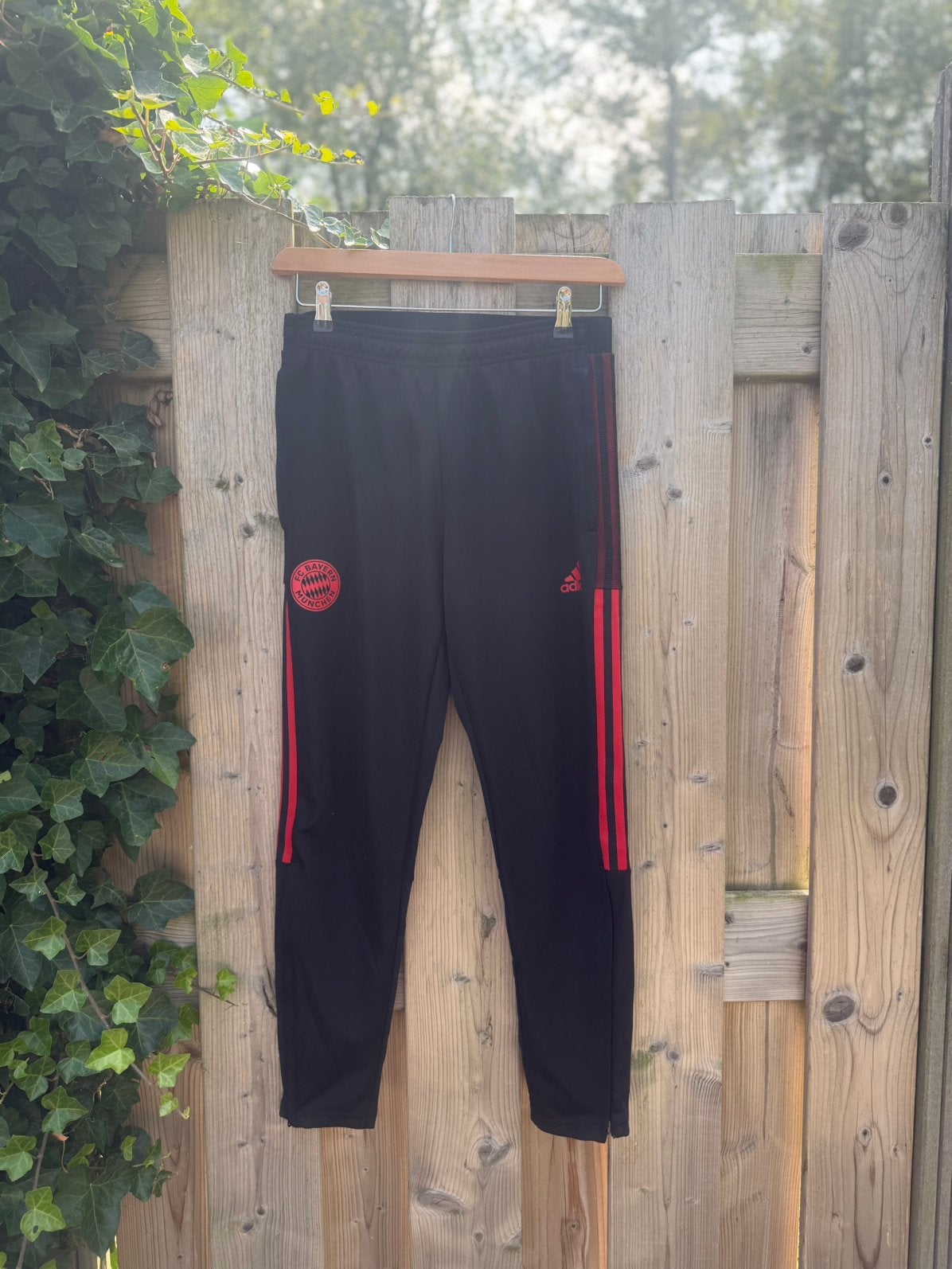 Adidas FC Bayern München trainingsbroek – maat M, Sport en Fitness, Voetbal, Maat M, Ophalen of Verzenden, Zo goed als nieuw, Broek