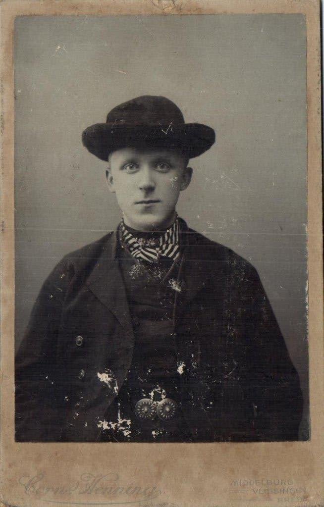 Kabinet Foto - Klederdracht -Corn Henning -Middelburg/Breda, Gebruikt, Verzenden, Foto, Klederdracht