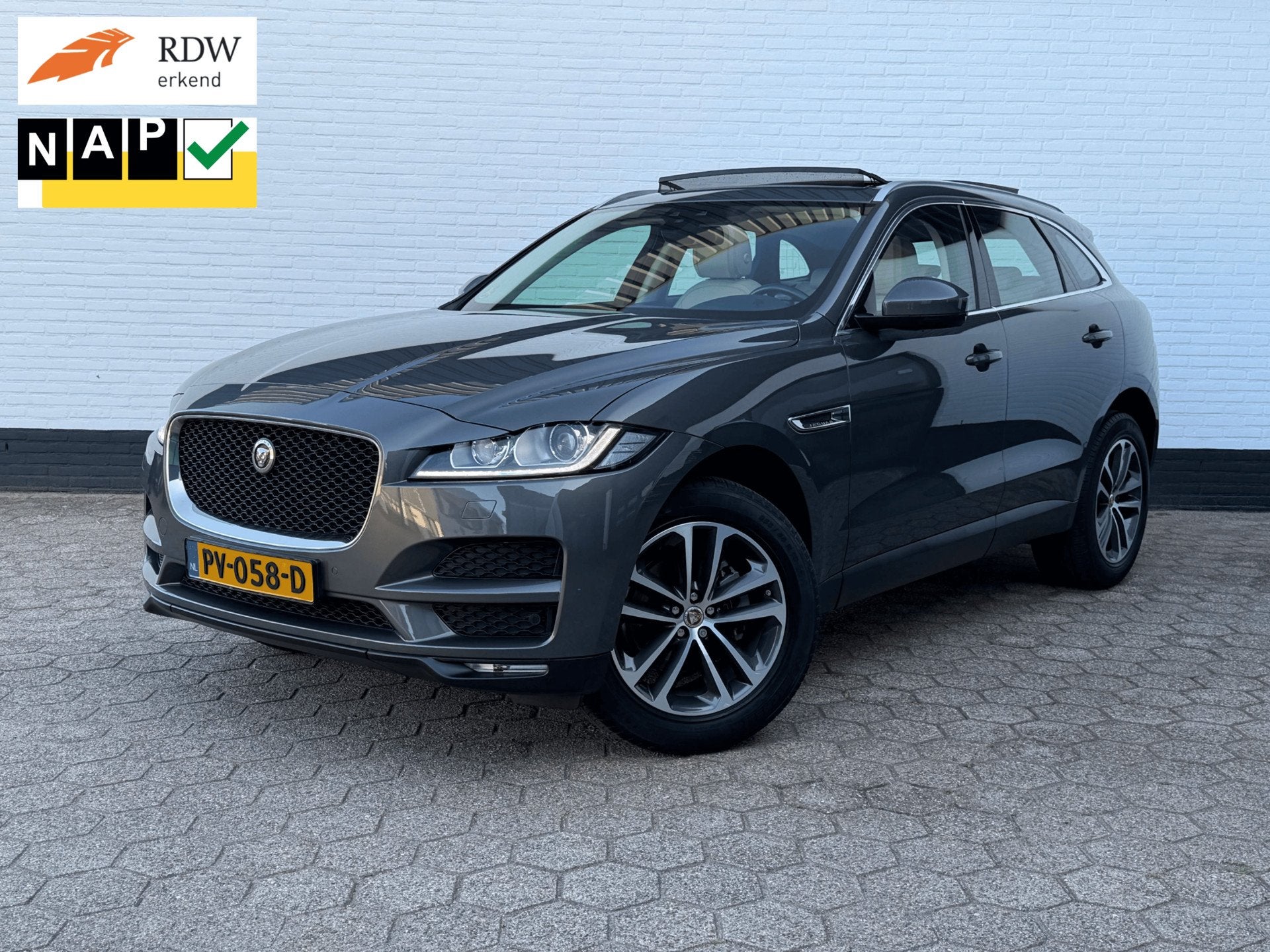 Jaguar F-PACE 2.0 Portfolio AWD 20d PANO l LEDER l TREKHAAK!, Auto's, Automaat, Gebruikt, 4 cilinders, Bedrijf
