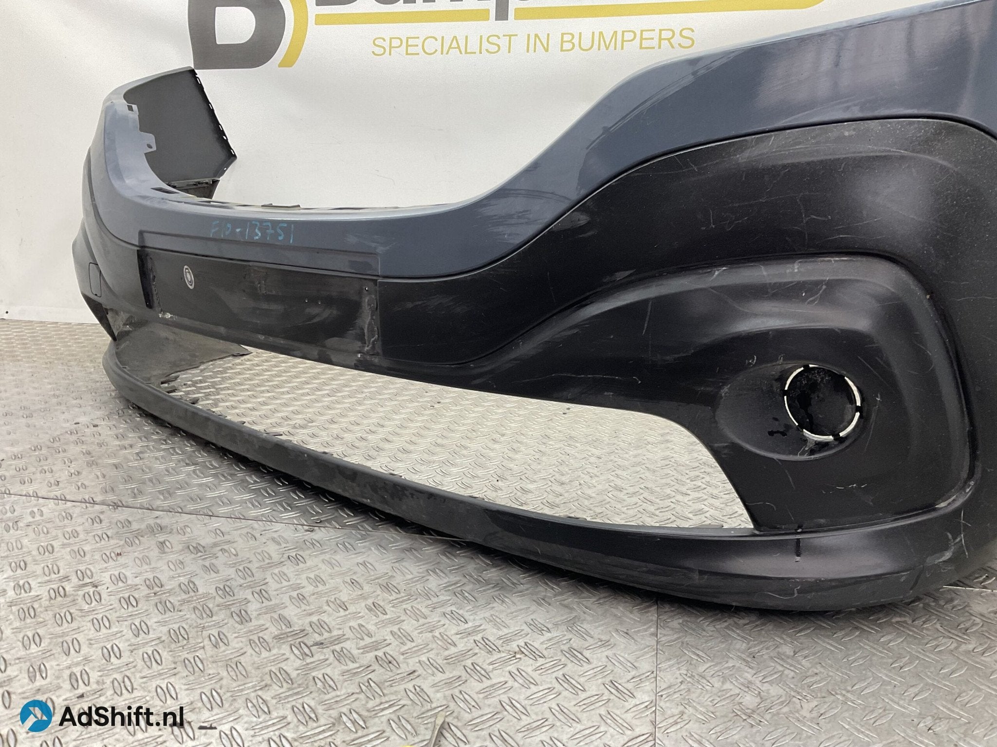 Bumper Renault Trafic 2014-2018 620223380R Voorbumper F10-13, Bumper
