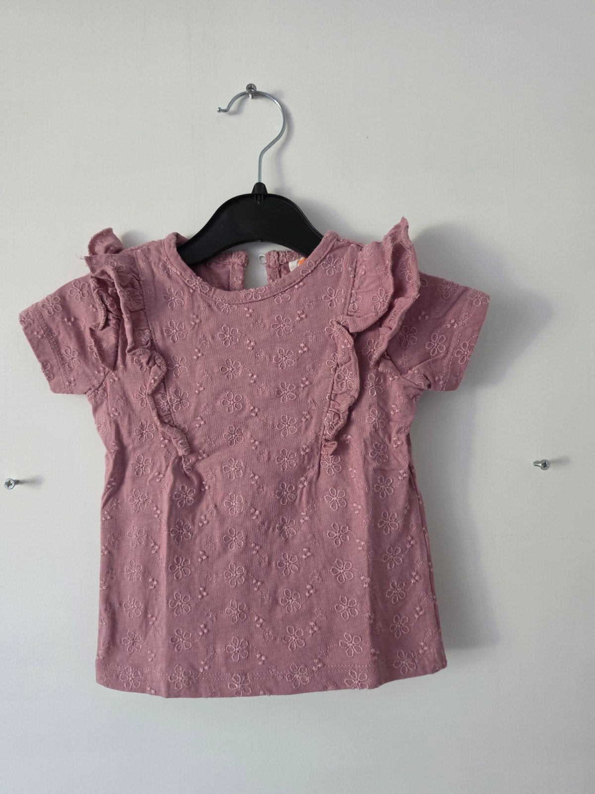Hema broderie bloem shirt met ruffles maat 68, Ophalen of Verzenden, Hema, Meisje, Shirtje of Longsleeve