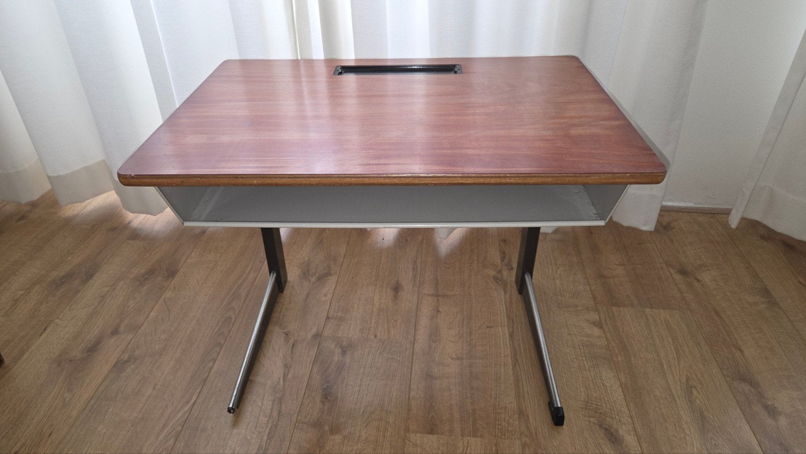 Vintage lessenaartje/tafeltje - Gratis af te halen, Huis en Inrichting, Bureaus, Ophalen, Gebruikt, Hout, Kinderbureau