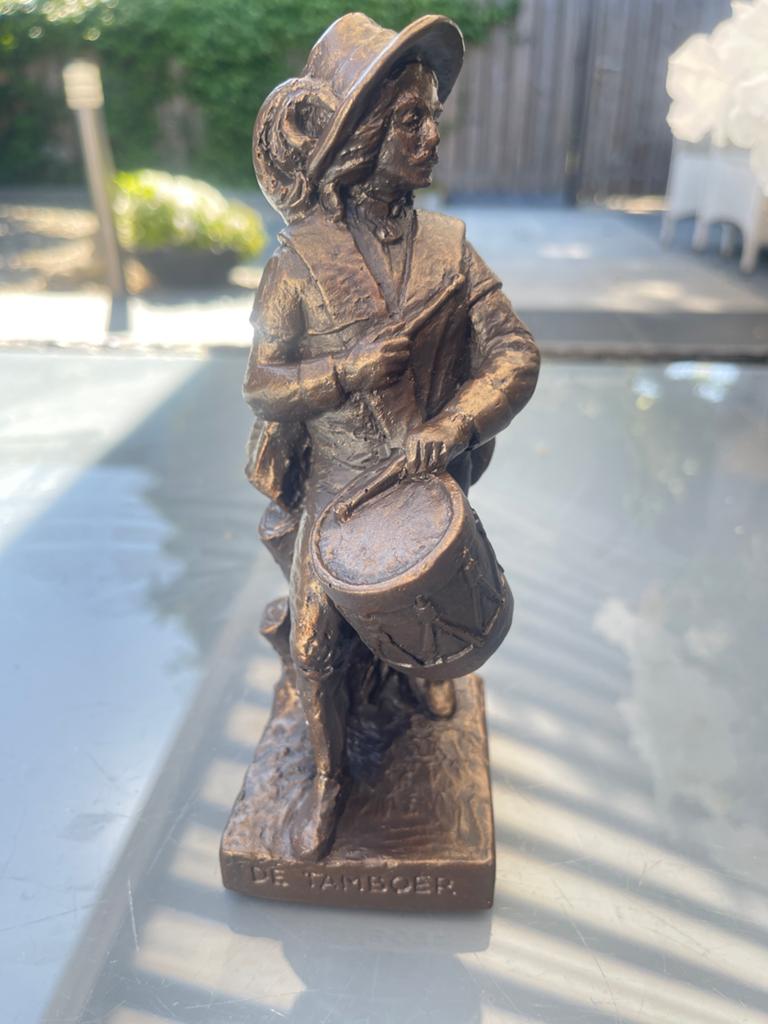 Beeldje De Tamboer Hoogeveen (Parastone / Gooitzen de Jong), Minder dan 20 cm, Ophalen of Verzenden, Gemerkt, Beeld