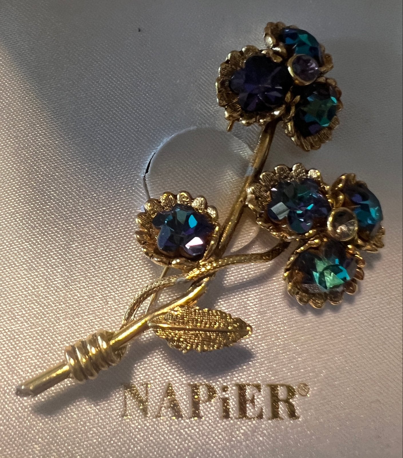 Vintage Napier Broche met Blauwgroene Kristallen, Met kristal, Overige materialen, 4 tot 7 cm, Ophalen of Verzenden