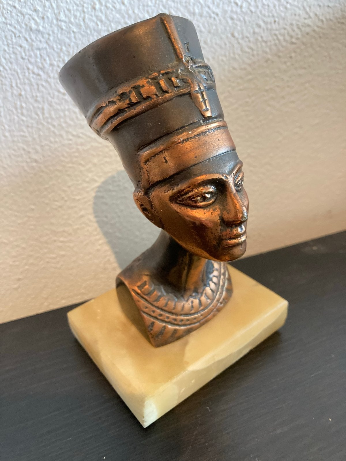 Buste Nefertiti op albasten sokkel midden jaren 50, Minder dan 20 cm, Buste, Ophalen of Verzenden, Op sokkel
