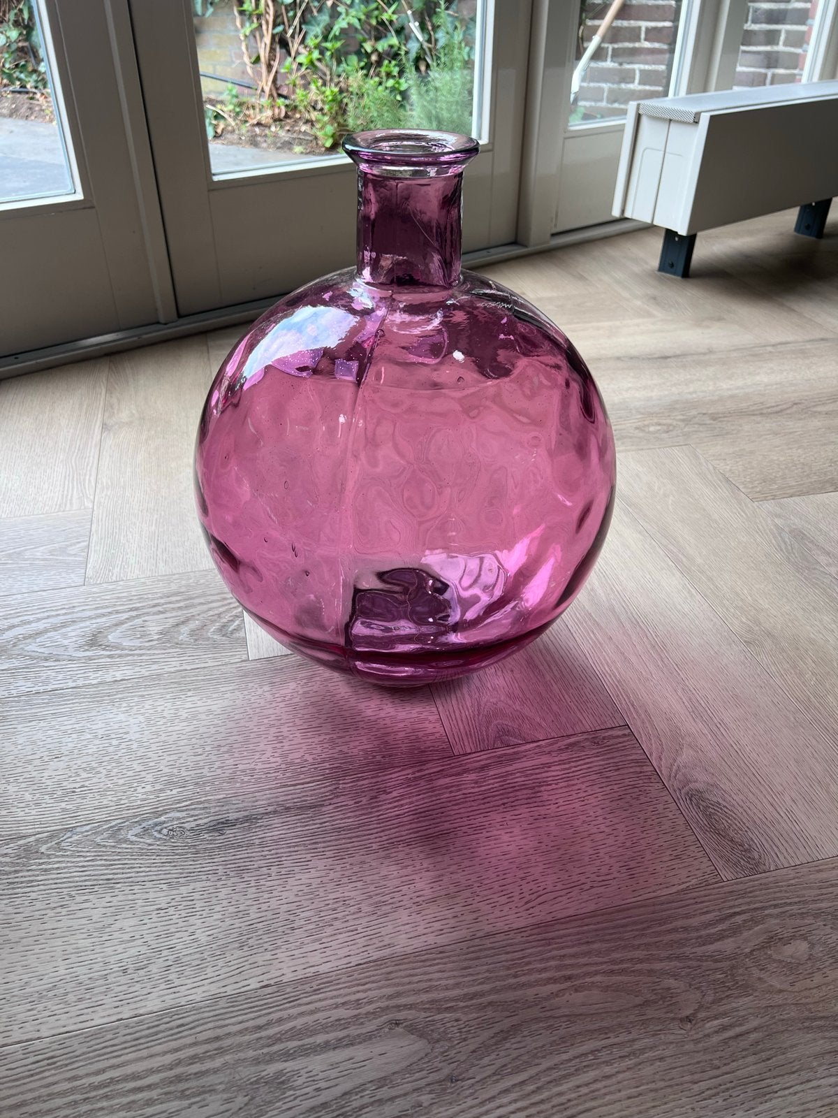 Intratuin roze glazen vaas, hoogte 40 cm, breedte 34 cm, Ophalen of Verzenden, Zo goed als nieuw, Roze, Glas