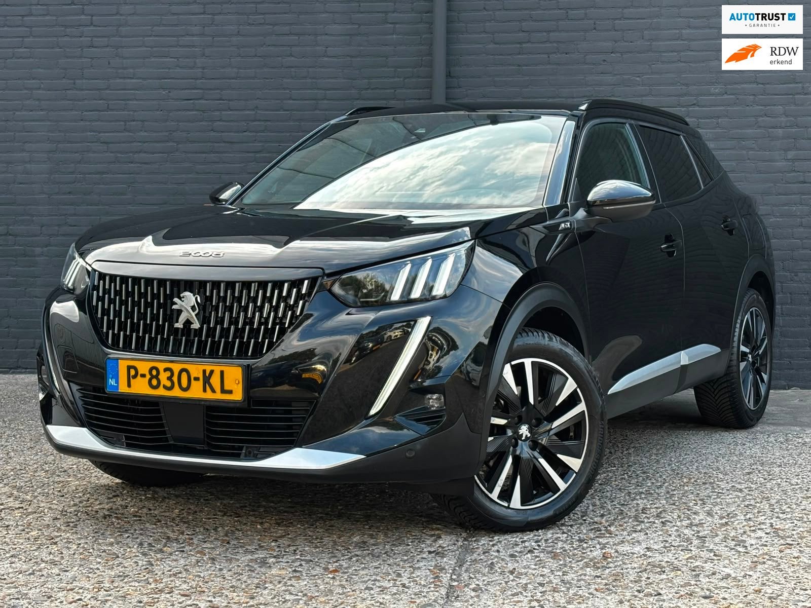 Peugeot 2008 1.2 PureTech GT Pack KEYLESS|LEDER|CAMERA|TREKH, Auto's, Gebruikt, 1199 cc, Zwart, 3 cilinders