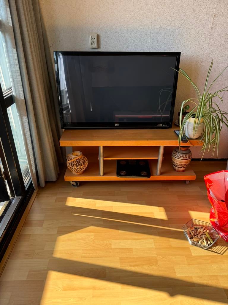 Nette LG TV + Verstelbare Wandbeugel + Afstandsbediening, Ophalen, Zo goed als nieuw, 25 tot 50 cm, Minder dan 100 cm