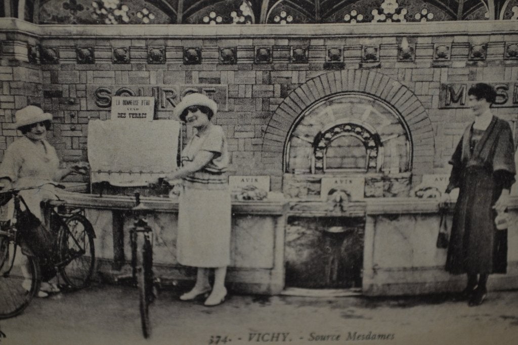 frankrijk Vichy bronwater bar vrouwen met fiets 1910, Ophalen of Verzenden, Voor 1920, Ongelopen, Sterren en Beroemdheden