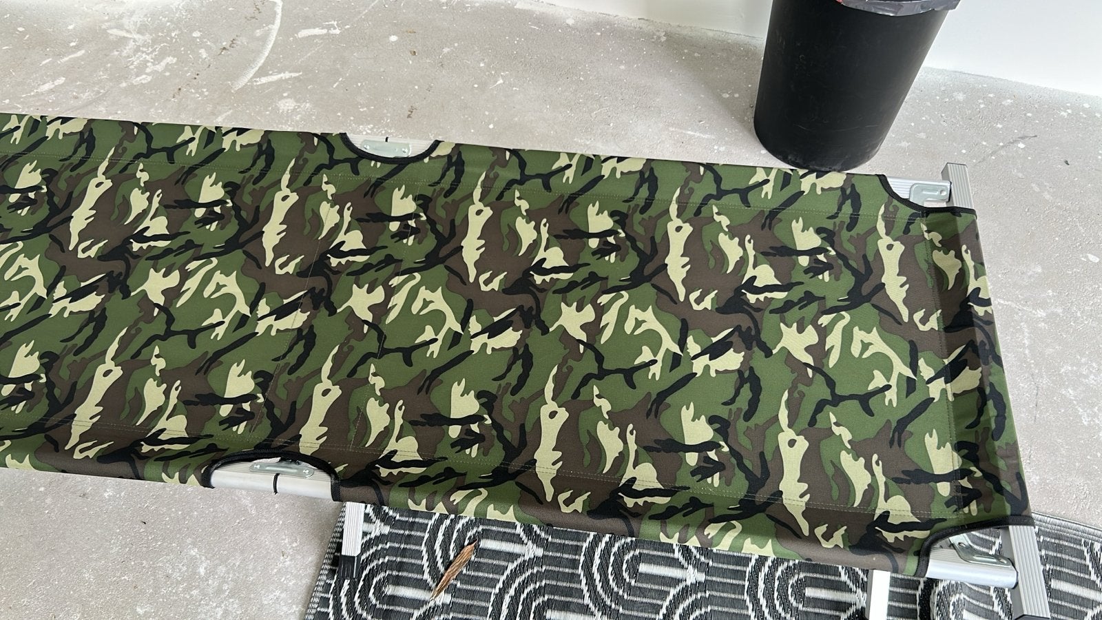 Veldbed Camouflage - Ideaal voor Kamperen, Ophalen, Nieuw