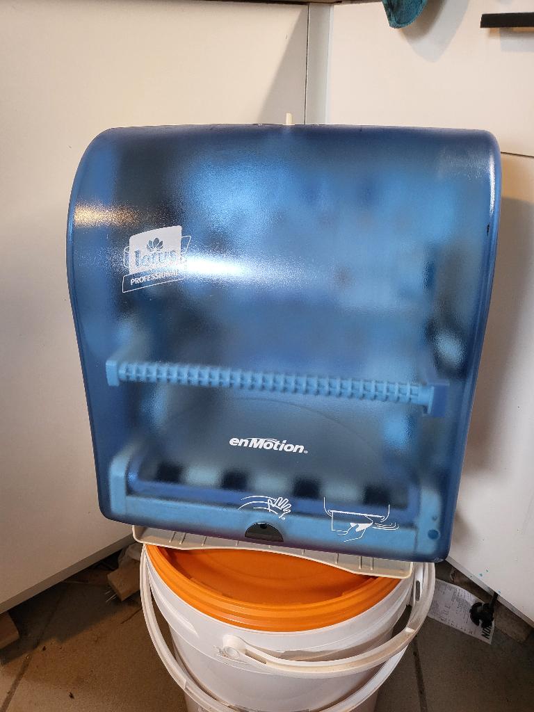 Lotus Professional enMotion papierdispenser, Ophalen, Gebruikt