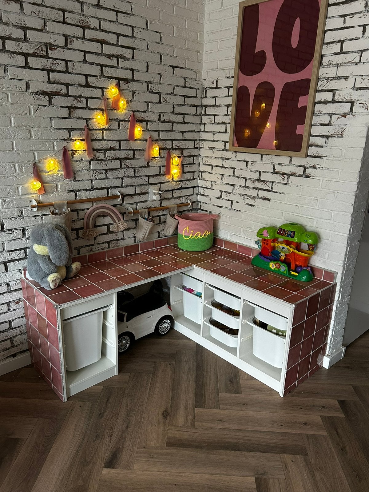 Speelhoekje 122x142x58hoog 47 diep roze tegeltjes, Ophalen, Met lades, Roze, Kinderbureau