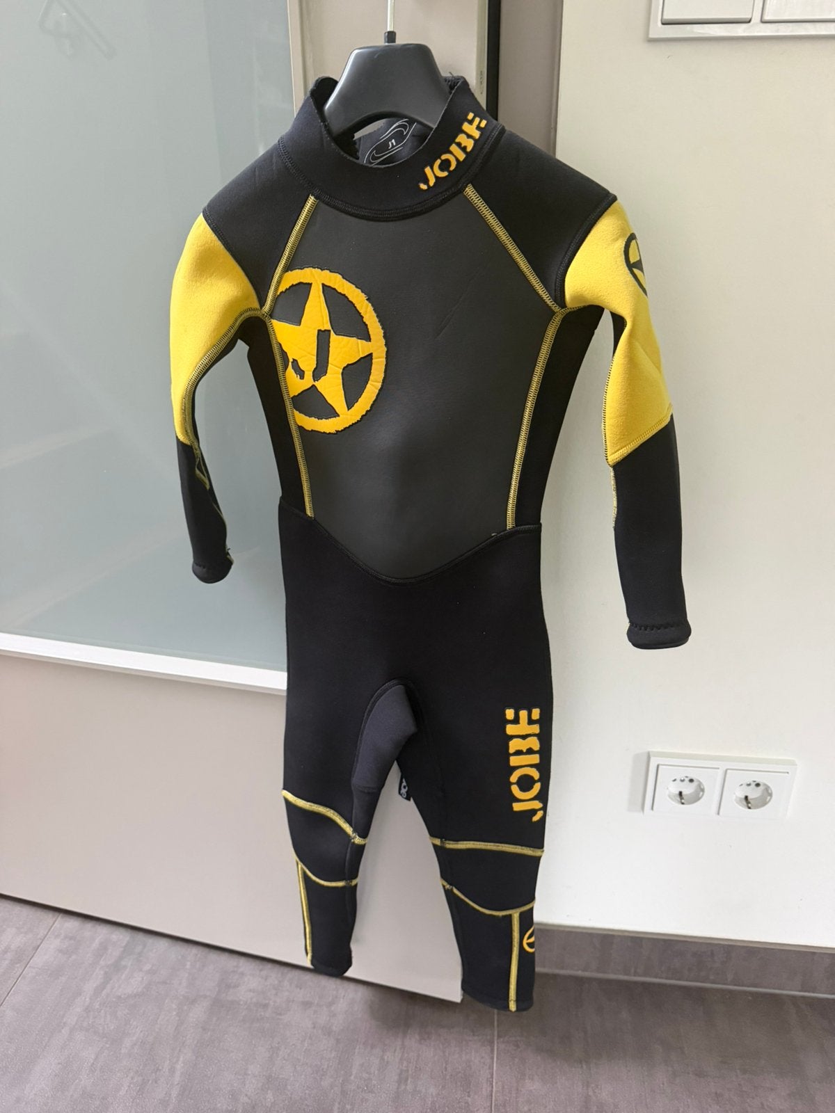 Jobe wetsuit maat J1 (98/104) in topstaat, Ophalen, Zo goed als nieuw, Kind, Wetsuit
