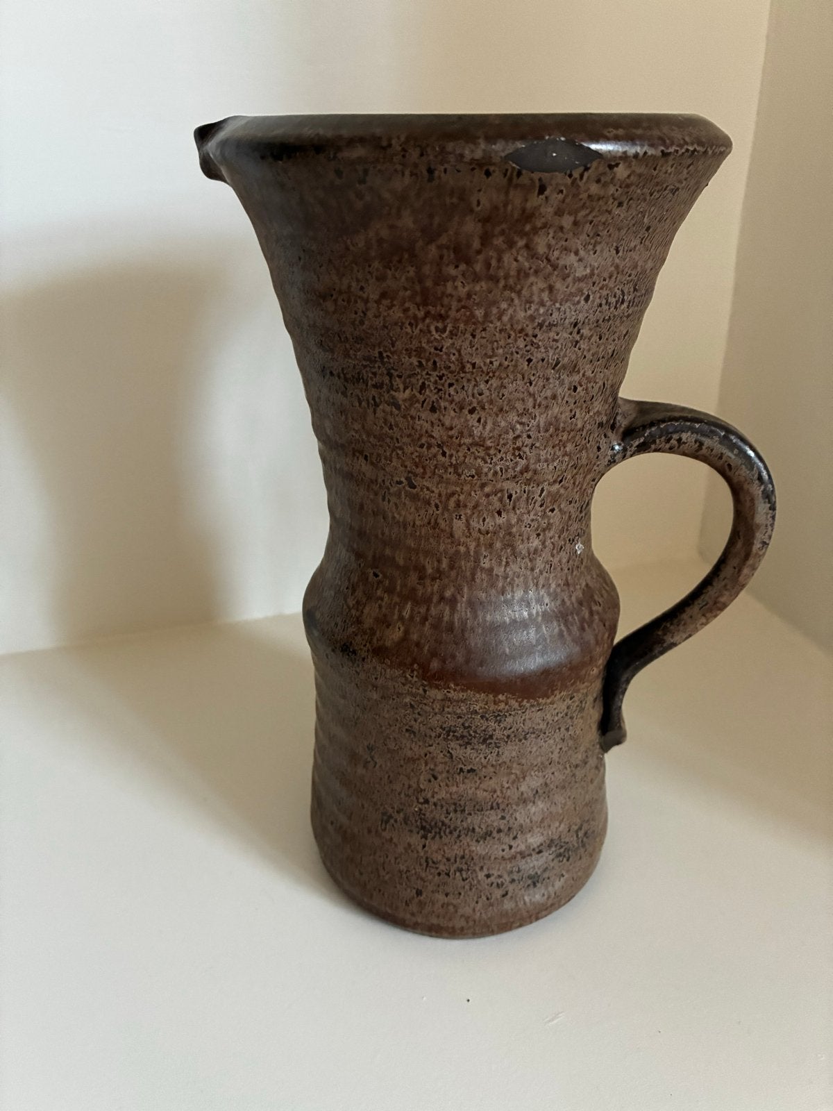Vintage brutalistische keramische kan/vaas met oor (60/70), Antiek en Kunst, Ophalen of Verzenden