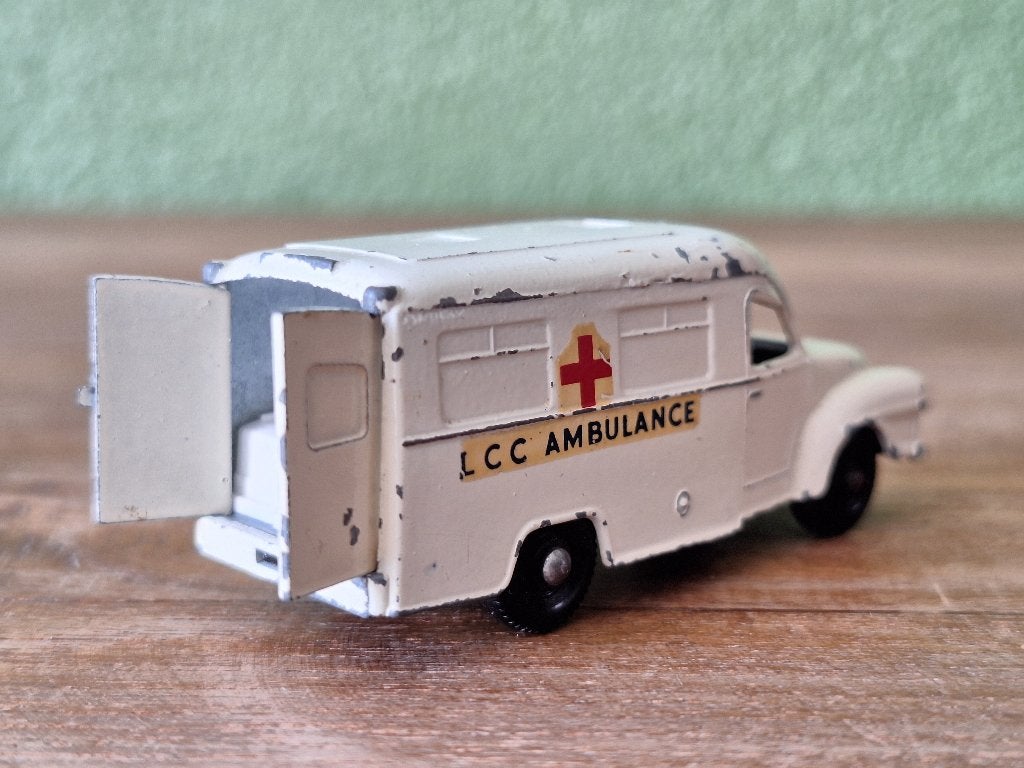 Matchbox Bedford Lomas Ambulance nr 14 uit 1965, Ophalen of Verzenden, Gebruikt, Bus of Vrachtwagen