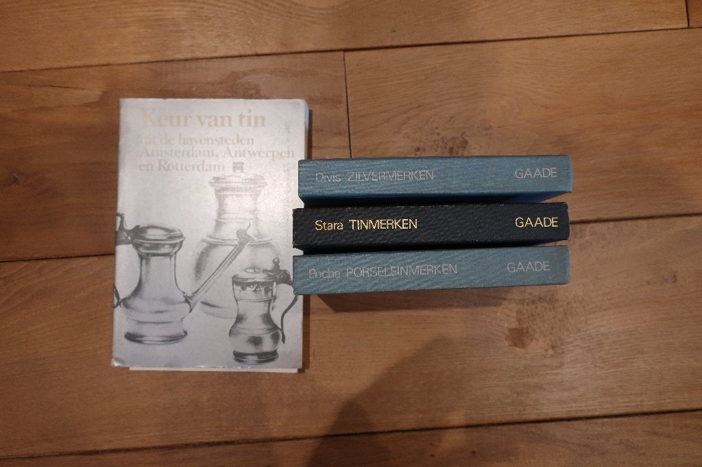 4 boeken met tin, zilver en porselein merken, Ophalen of Verzenden