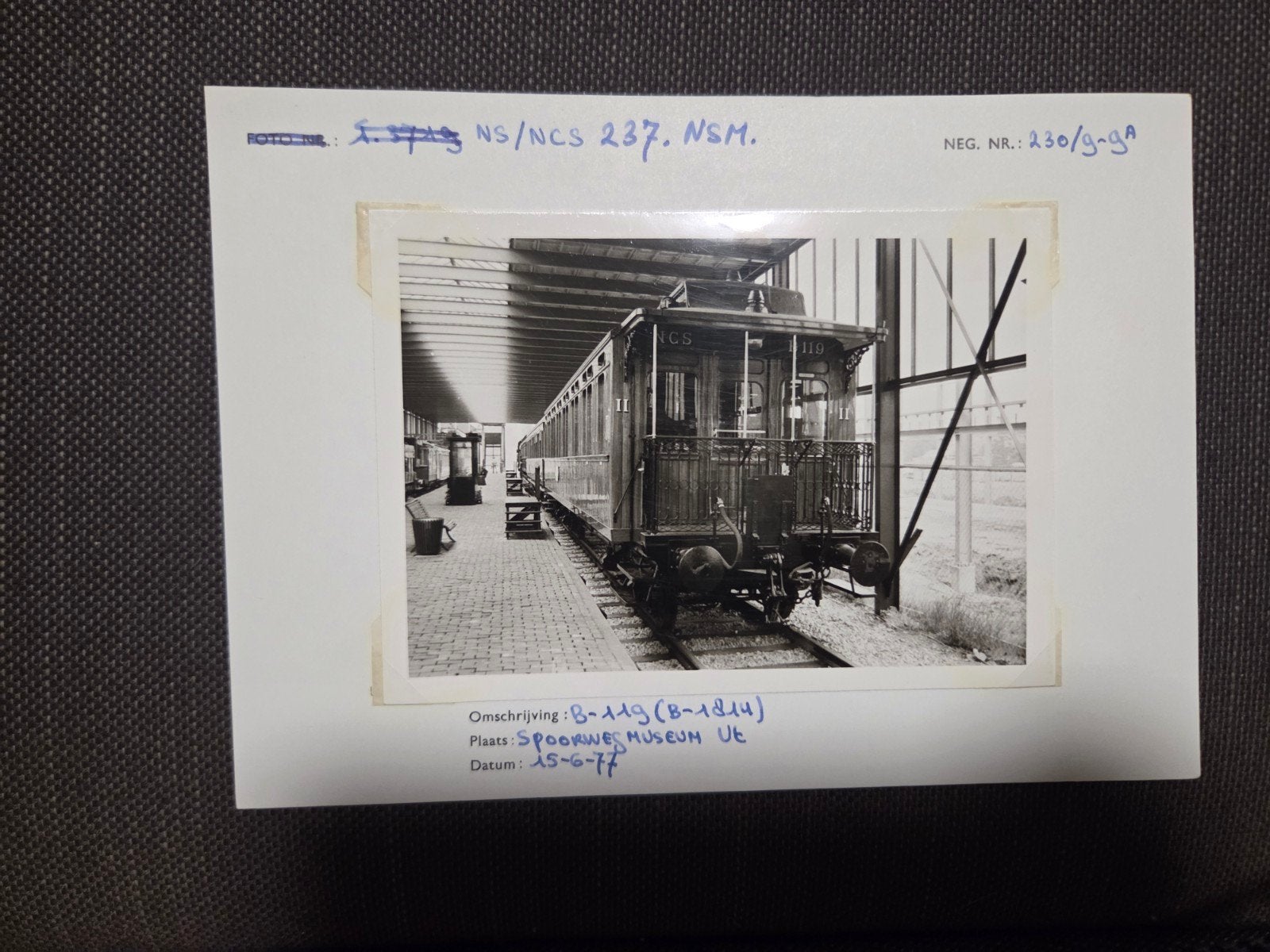 Zwart-wit foto van trein B-119 (B-1814) in Spoorwegmuseum, Ophalen of Verzenden, Gebruikt, Trein, Kaart of Prent