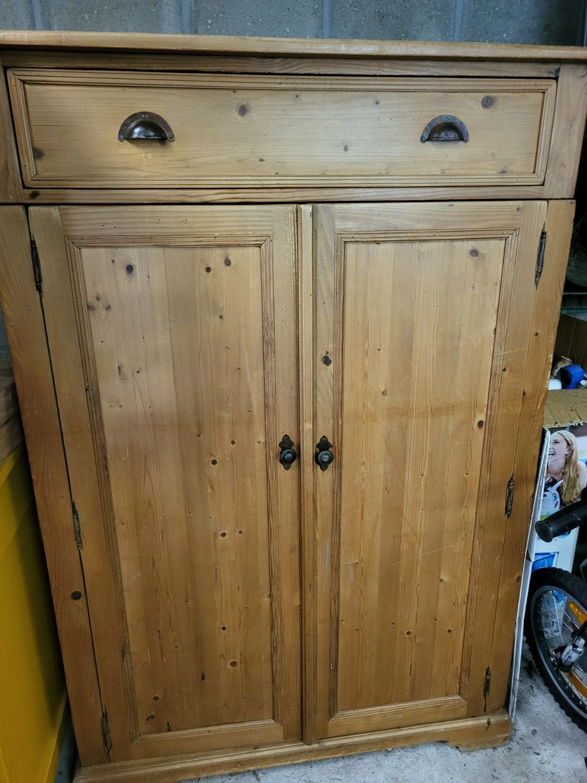 Massief houten kast met lade en planken, Ophalen