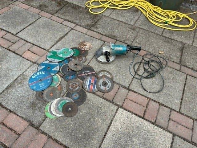 Oude slijptol Makita met slijpschijven, Ophalen, Gebruikt, 1000 watt of meer, Haakse handslijpmachine