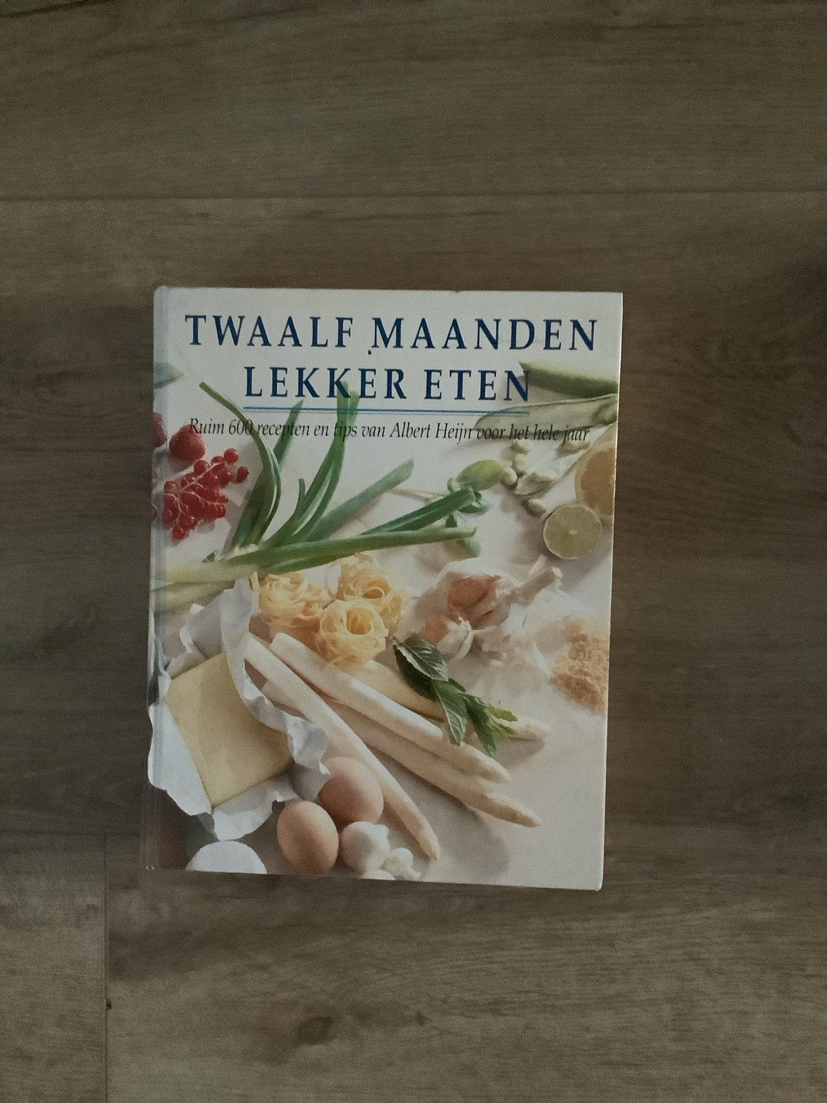 Twaalf Maanden Lekker Eten - Albert Heijn Kookboek, Ophalen of Verzenden, Zo goed als nieuw