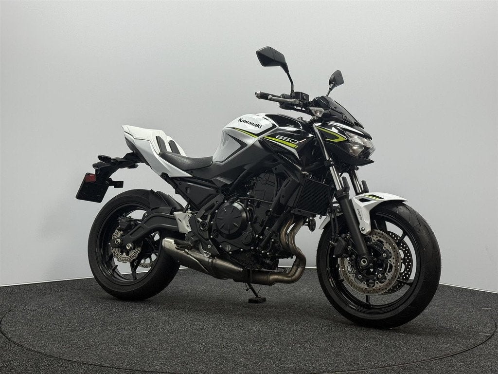 Kawasaki Z650 ABS, Motoren, Motoren | Kawasaki, LED Verlichting, 649 cc, Bedrijf, 12 t/m 35 kW