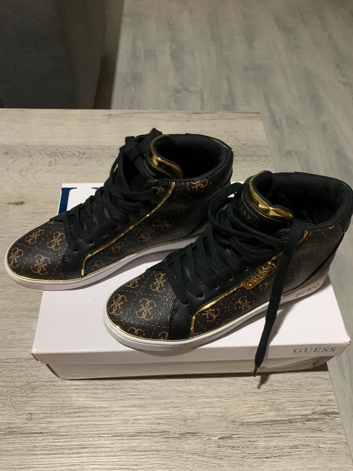 Leuke Guess schoenen, Ophalen, Zo goed als nieuw, Bruin, Sneakers of Gympen