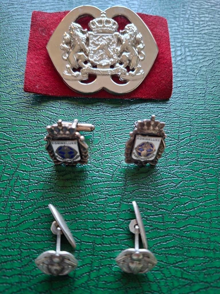 Baretembleem/Korps Nationale Reserve + Marechaussee manchet, Verzamelen, Ophalen of Verzenden, Landmacht, Nederland, Embleem of Badge