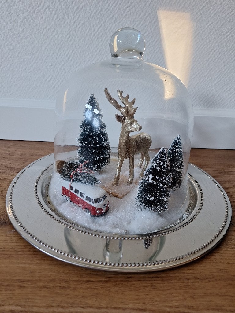 Stolp met vw spijlbus met kerstboom in sneeuw, Ophalen