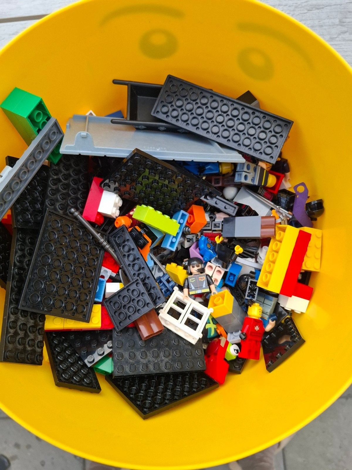 Grote bak met diverse losse LEGO stenen en minifiguren, Gebruikt, Lego, Ophalen of Verzenden, Losse stenen