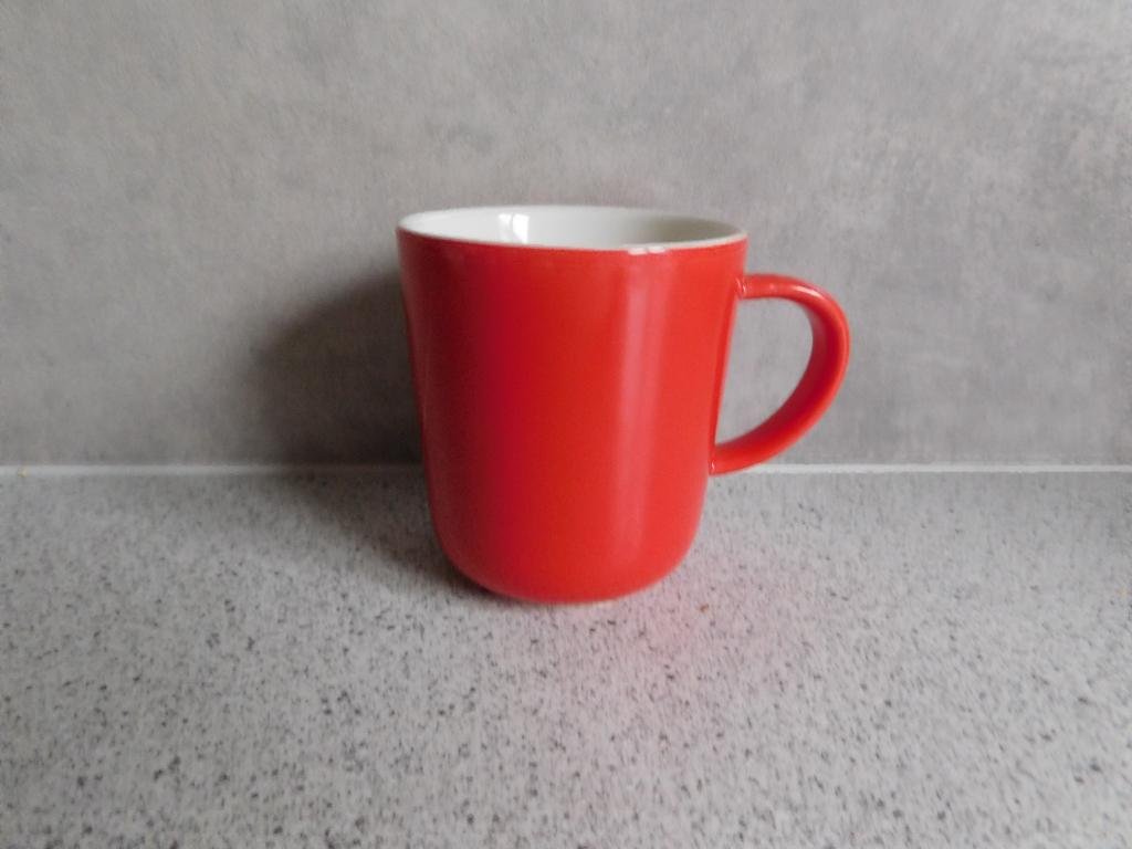 Mok 130 ml. New Bone China Chicago Rood Hema, Ophalen of Verzenden, Zo goed als nieuw, Overige stijlen, Kop(pen) en/of Schotel(s)