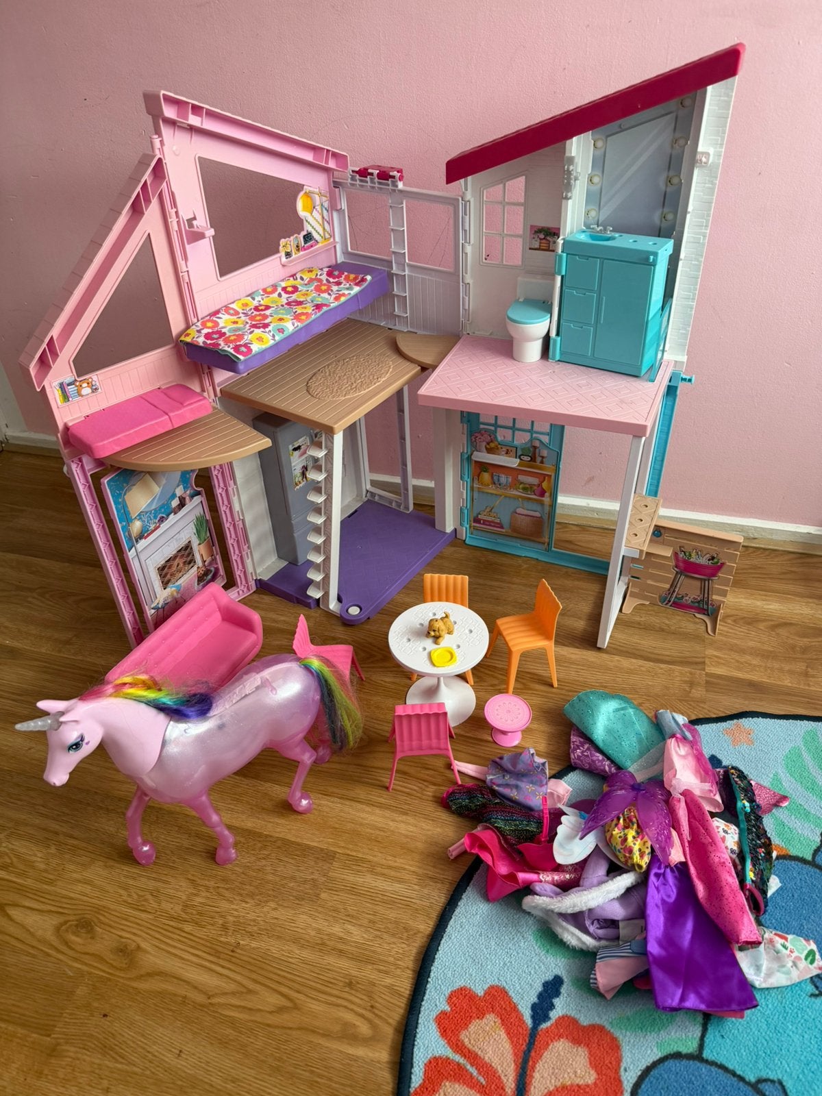 Barbie huis met barbie poppen, Ophalen, Gebruikt, Poppenhuis