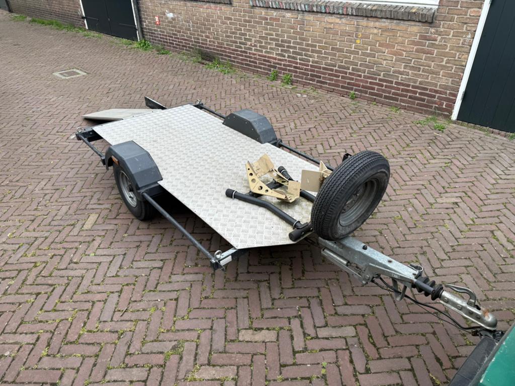 Motor aanhanger met uitschuifbare oprijplaat, Ophalen of Verzenden, Zo goed als nieuw