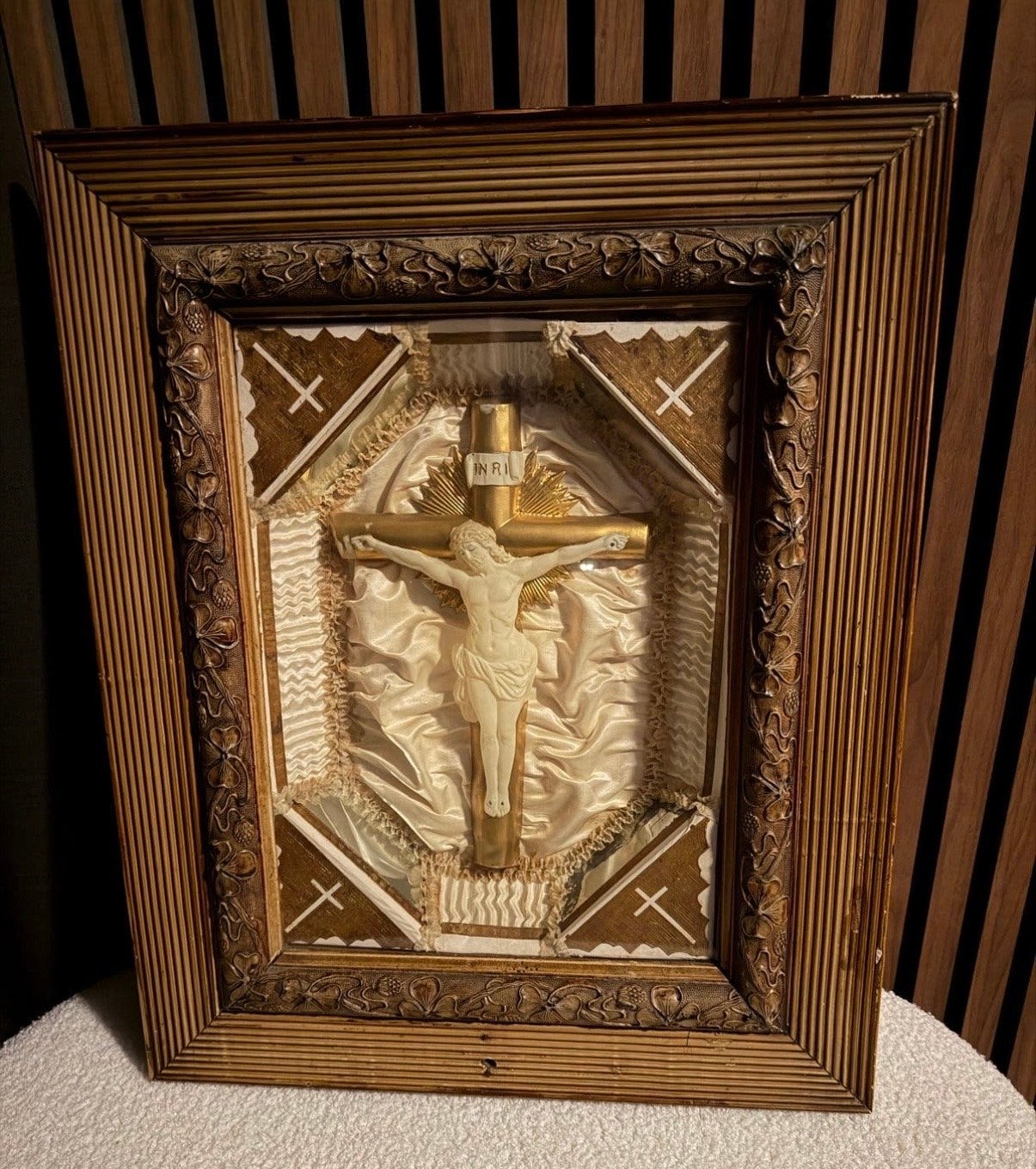 Antiek Kruisbeeld in Lijst - Religieuze Kunst, Antiek en Kunst, Ophalen of Verzenden