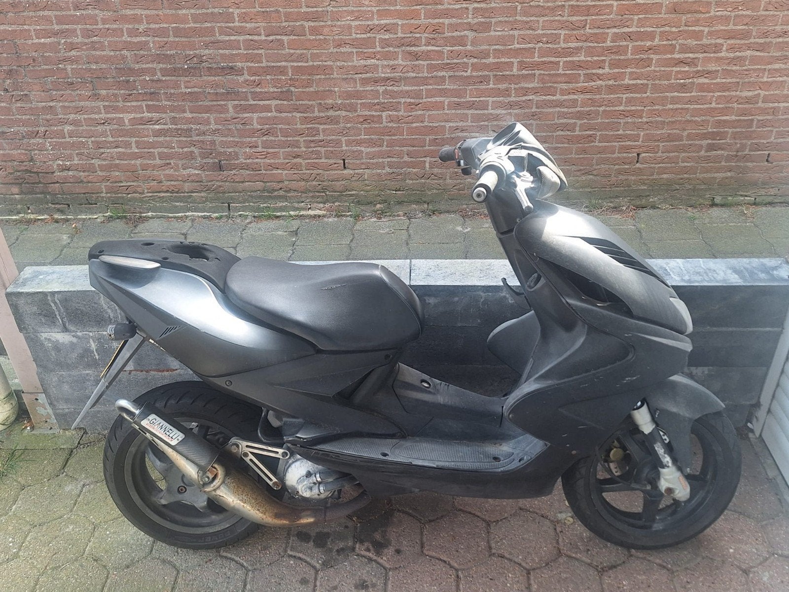 Yamaha Aerox 50cc Mat Zwart - Snelle Uitlaat - 75+ km/u, Fietsen en Brommers, Ophalen