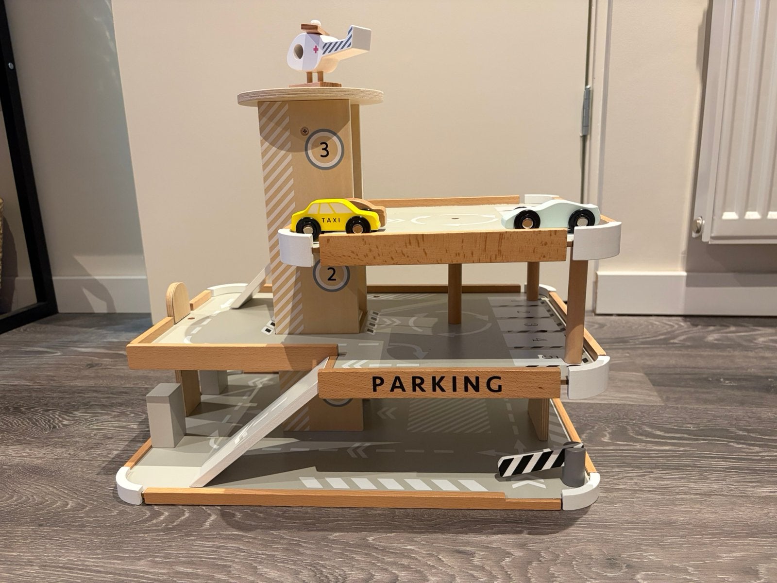 Houten speelgoed garage van Petite Amelie, Ophalen, Zo goed als nieuw