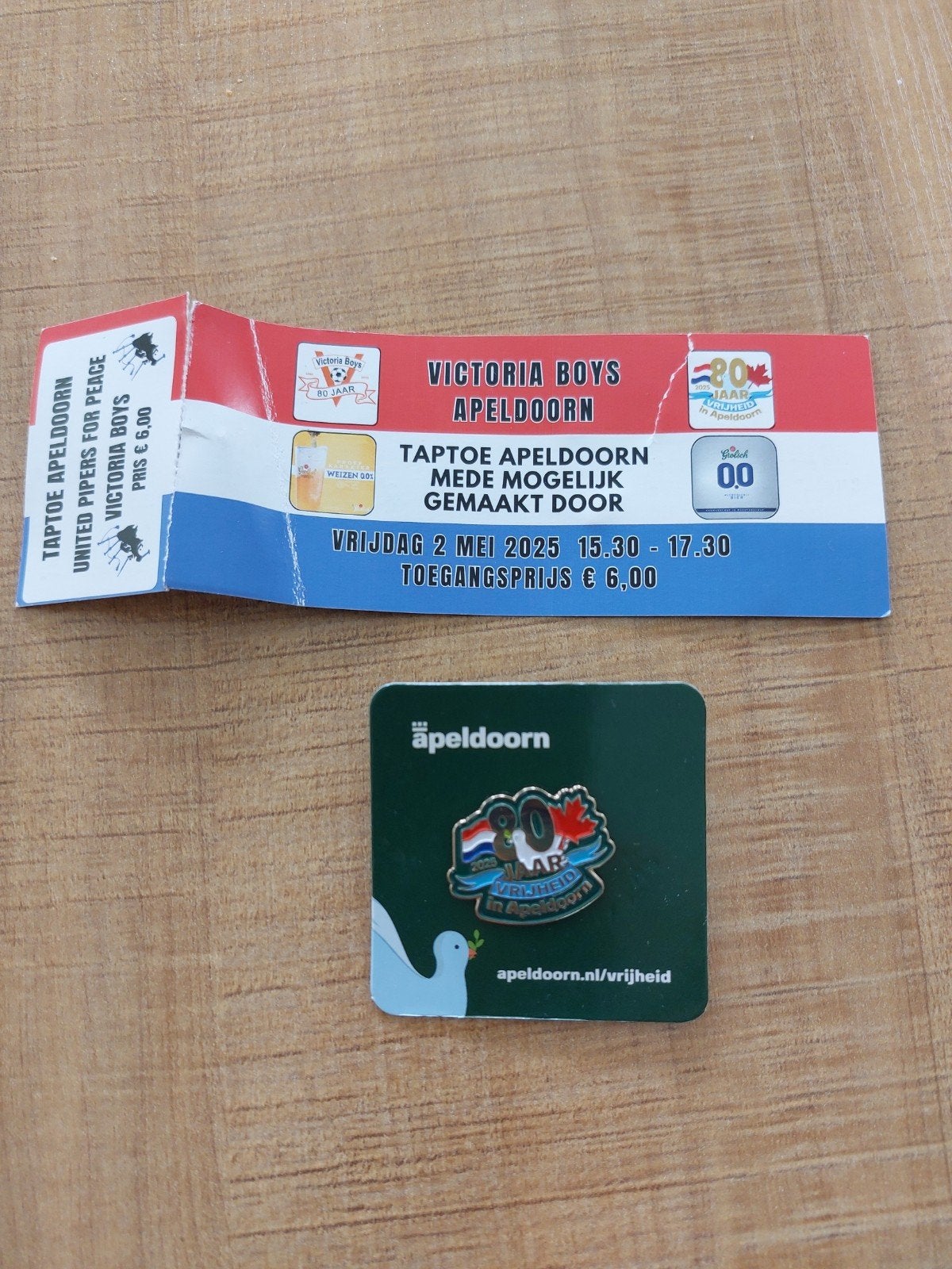 Pin 80 jaar Vrijheid Apeldoorn + Taptoe Apeldoorn ticket, Verzamelen, Ophalen of Verzenden, Nieuw, Stad of Land, Speldje of Pin