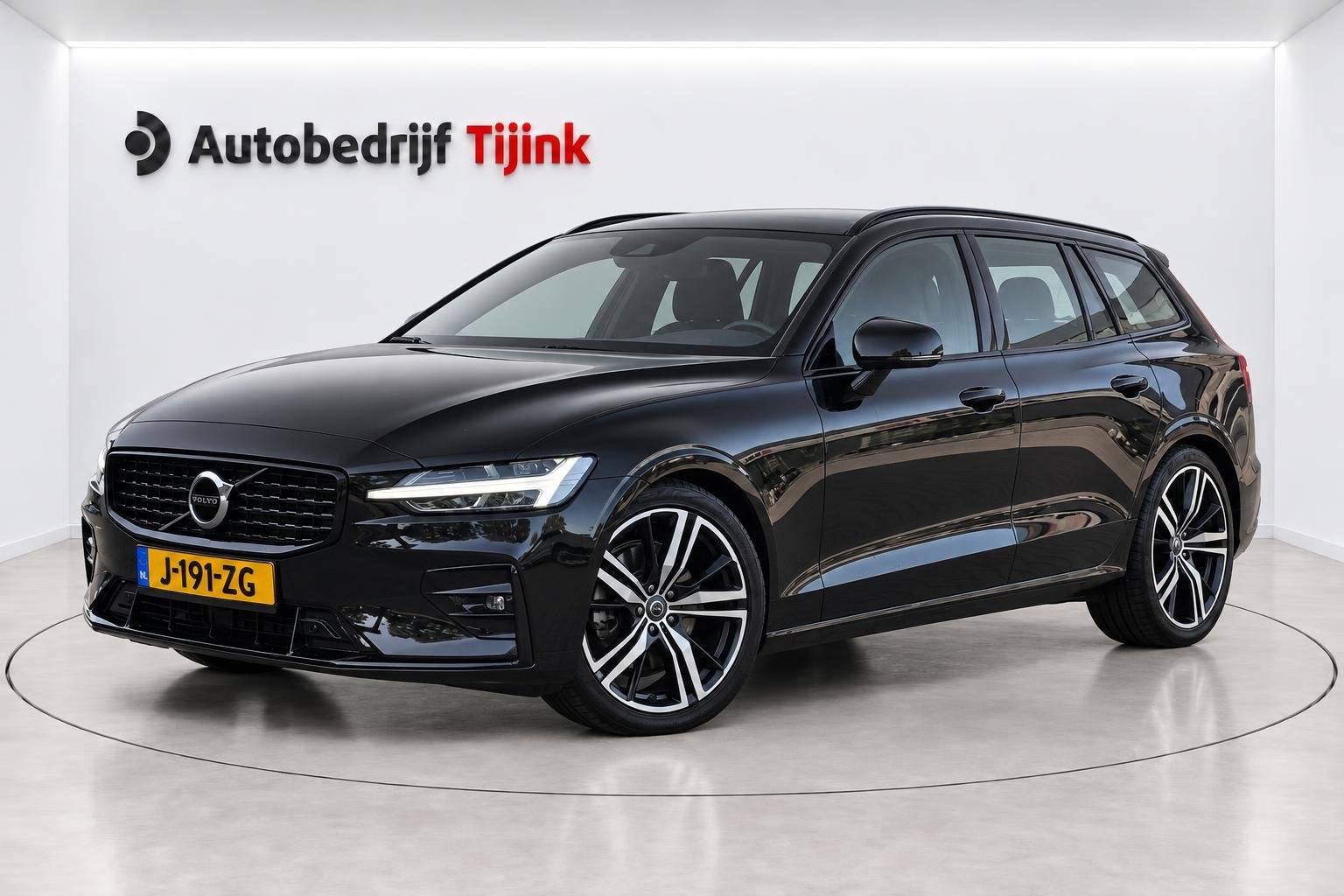 Volvo V60 2.0 B3 R-Design | LED | Trekhaak | Elek bestuurder, 4 cilinders, Zwart, Hybride Elektrisch/Benzine, 177 pk